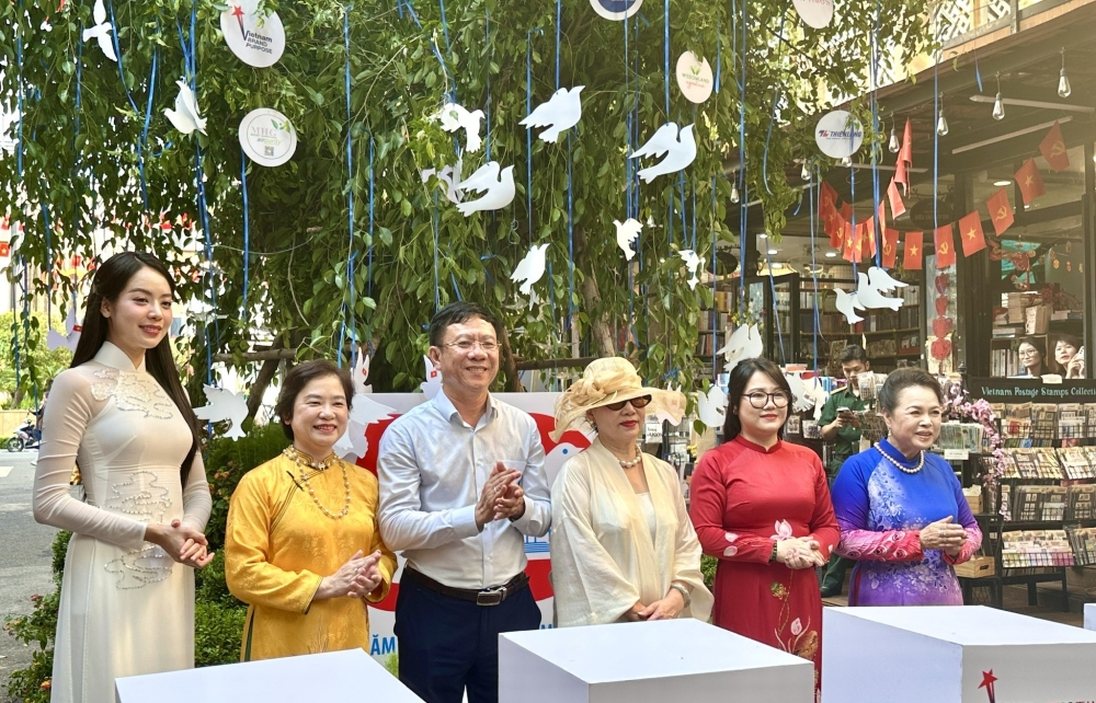 HOÀNG LAM TỰ HÀO ĐỒNG HÀNH CÙNG “CÂY HÒA BÌNH” TẠI ĐƯỜNG SÁCH TP.HCM