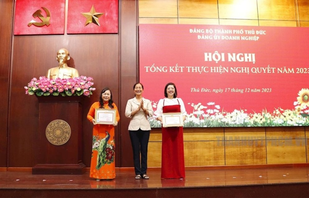 CHI BỘ CTY TNHH HOÀNG LAM NHẬN GIẤY KHEN CHI BỘ HOÀN THÀNH XUẤT SẮC NHIỆM VỤ TIÊU BIỂU NĂM 2023