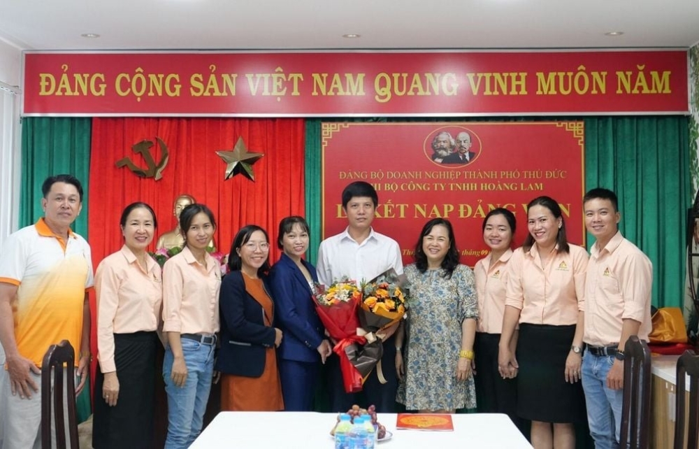 LỄ KẾT NẠP ĐẢNG VIÊN MỚI VÀ VÀ CÔNG NHẬN ĐẢNG VIÊN CHÍNH THỨC