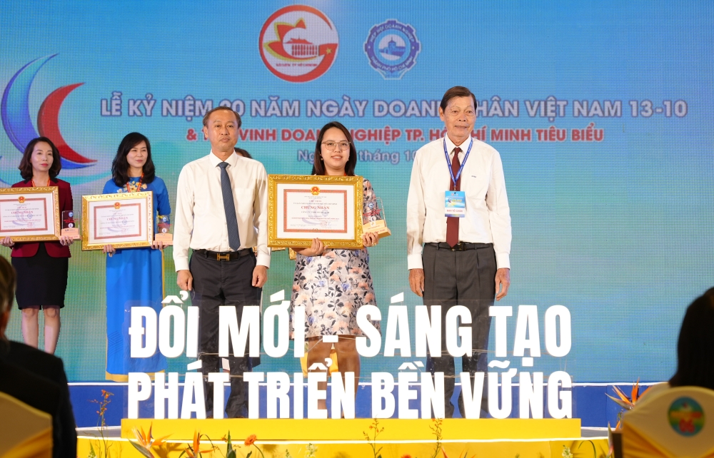 CÔNG TY TNHH HOÀNG LAM VÀ BÀ HOÀNG THỊ BÍCH THẢO ĐƯỢC VINH DANH TẠI LỄ TÔN VINH DOANH NGHIỆP, DOANH NHÂN TP.HCM TIÊU BIỂU NĂM 2024