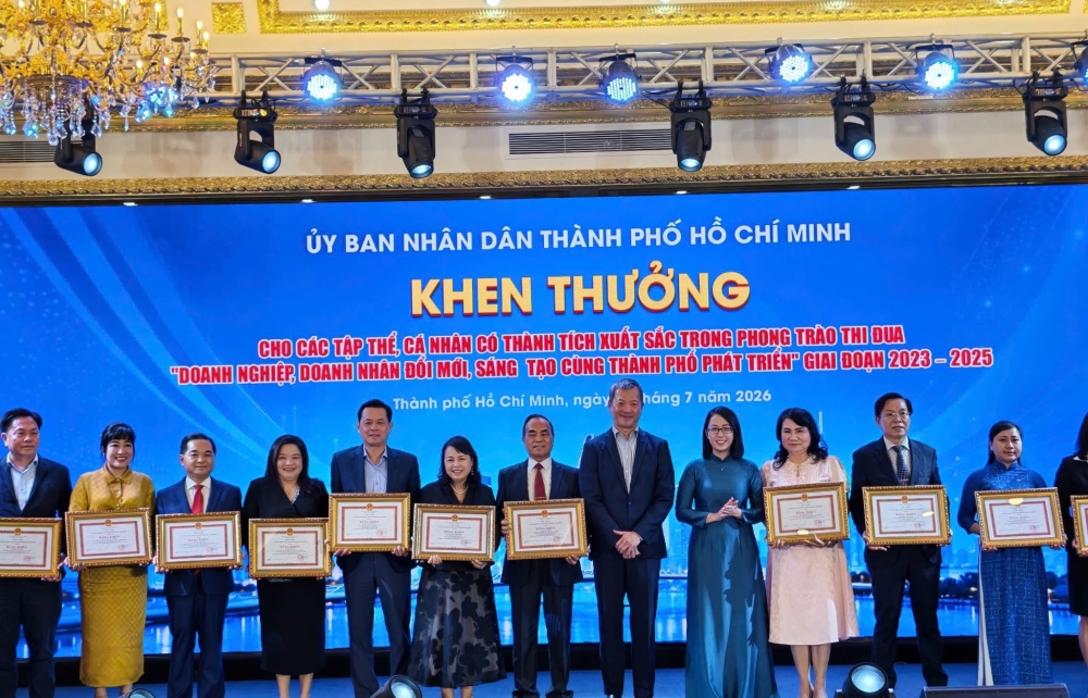 CÔNG TY TNHH HOÀNG LAM VÀ CHỦ TỊCH HĐTV NHẬN BẰNG KHEN CỦA UBND TP.HCM VỀ THÀNH TÍCH ĐỔI MỚI SÁNG TẠO