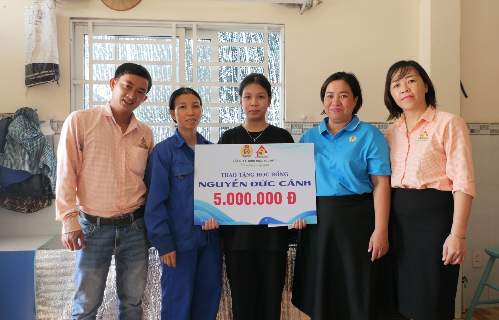 CÔNG ĐOÀN CÔNG TY TNHH HOÀNG LAM TỔ CHỨC TRAO HỌC BỔNG NGUYỄN ĐỨC CẢNH ĐẾN CON EM CÔNG NHÂN VIÊN CÓ HOÀN CẢNH KHÓ KHĂN