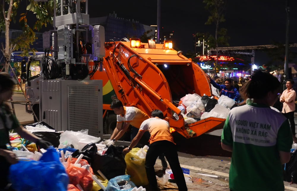 HOÀNG LAM RA QUÂN DỌN DẸP VỆ SINH BẢO VỆ CẢNH QUAN MÔI TRƯỜNG SAU CHƯƠNG TRÌNH BẮN PHÁO HOA ĐÓN NĂM MỚI 2025