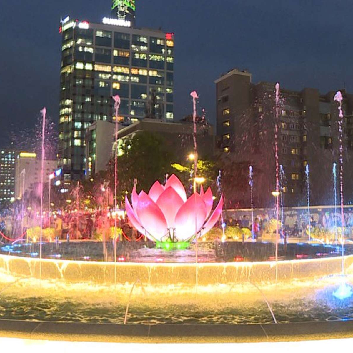 ĐÀI PHUN NHẠC NƯỚC TẠI PHỐ ĐI BỘ NGUYỄN HUỆ