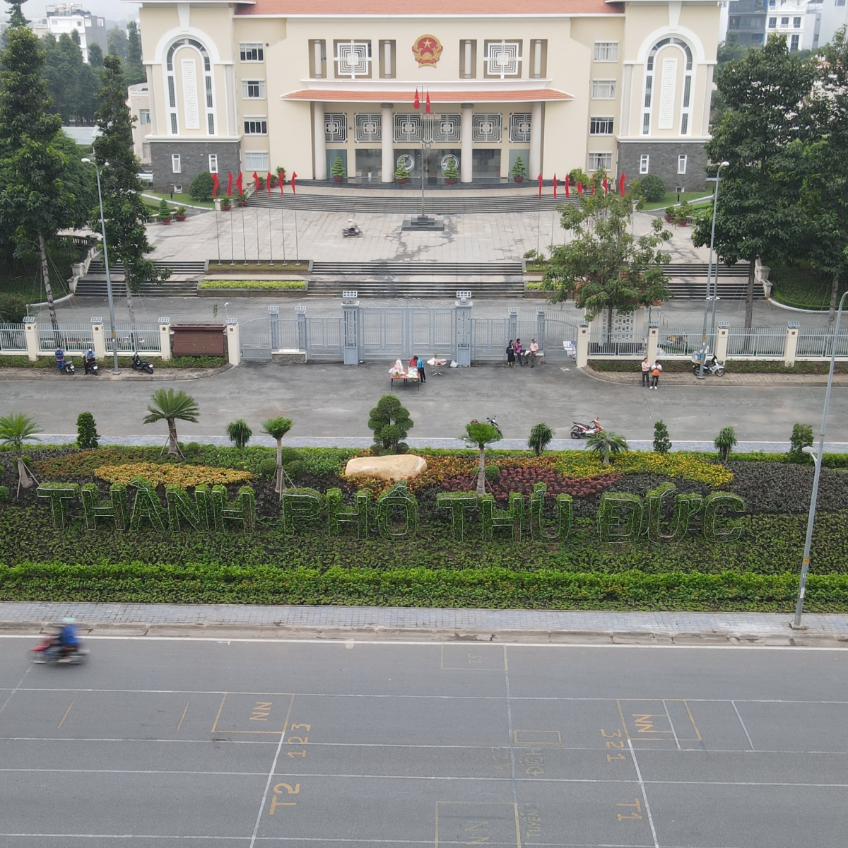 CÔNG TRÌNH MẢNG XANH TRƯỚC UBND TP. THỦ ĐỨC