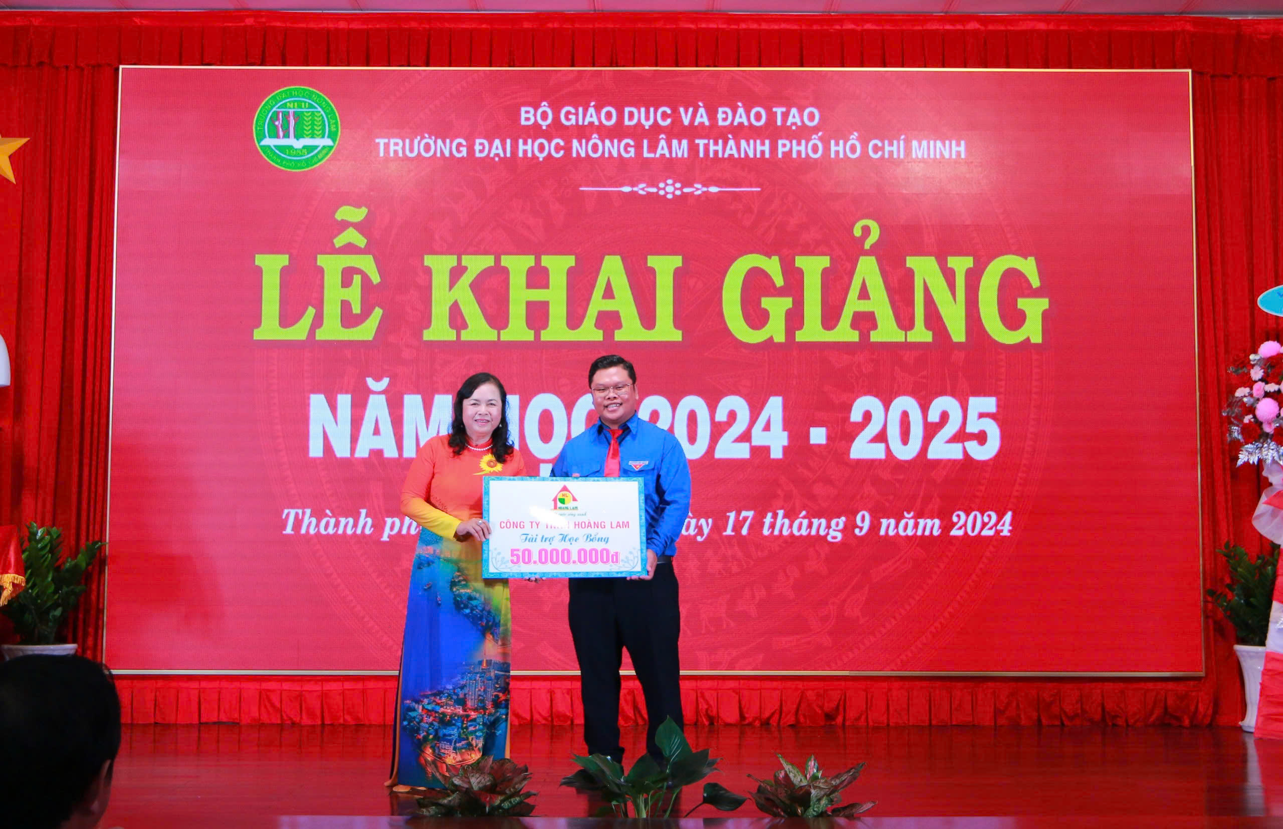 HOÀNG LAM TÀI TRỢ HỌC BỔNG 50 TRIỆU ĐỒNG CHO SINH VIÊN TRƯỜNG ĐẠI HỌC NÔNG LÂM TP.HCM NHÂN DỊP KHAI GIẢNG 2024-2025