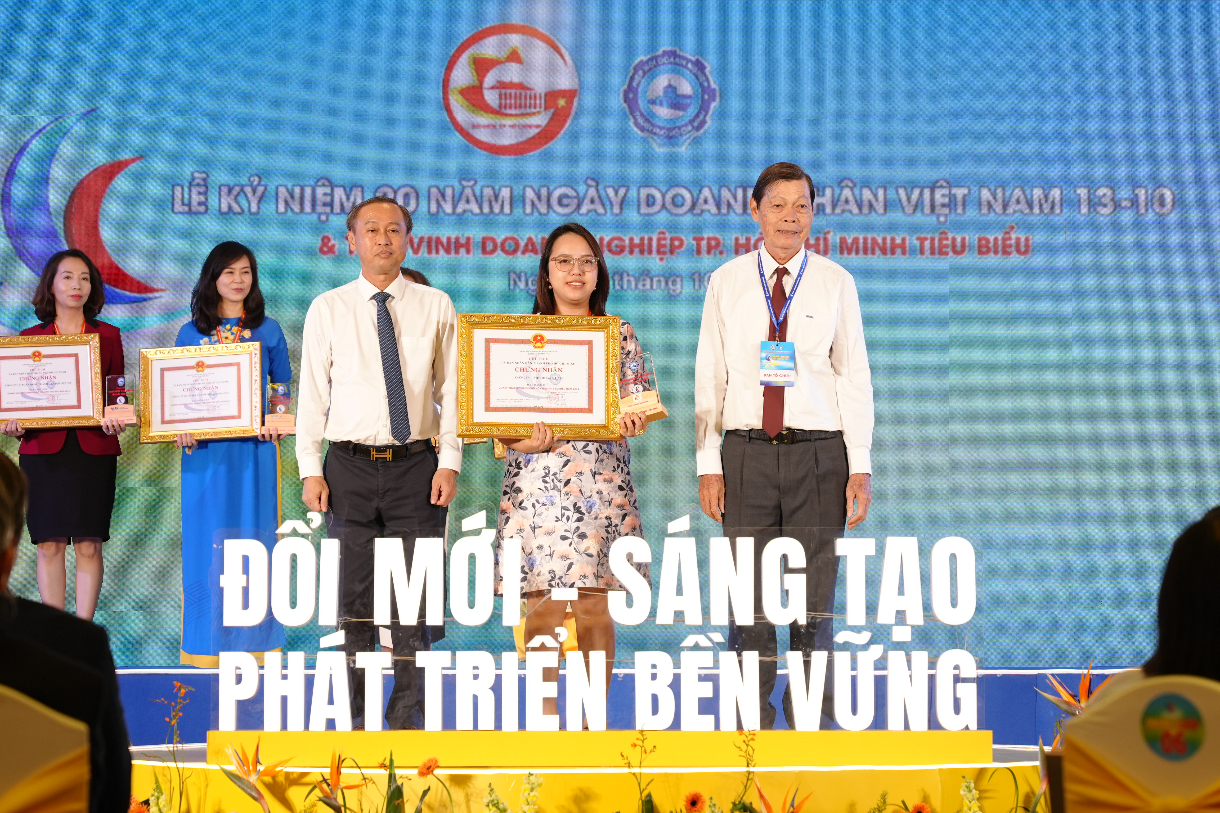 CÔNG TY TNHH HOÀNG LAM VÀ BÀ HOÀNG THỊ BÍCH THẢO ĐƯỢC VINH DANH TẠI LỄ TÔN VINH DOANH NGHIỆP, DOANH NHÂN TP.HCM TIÊU BIỂU NĂM 2024