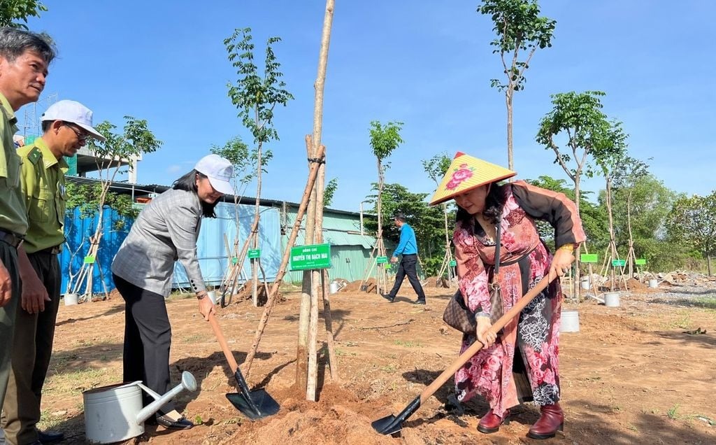 ĐẠI DIỆN CÔNG TY TNHH HOÀNG LAM THAM GIA LỄ PHÁT ĐỘNG TẾT TRỒNG CÂY ĐỜI ĐỜI NHỚ ƠN BÁC HỒ NĂM 2024