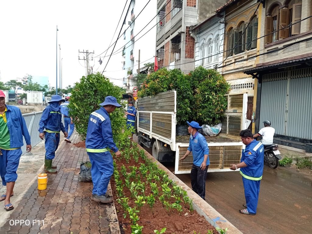 HOÀNG LAM HỖ TRỢ CÔNG TÁC XÃ HỘI TRỒNG CÂY XANH TẠI BỜ KÊNH HÀNG BÀNG TRÊN ĐƯỜNG VẠN TƯỢNG